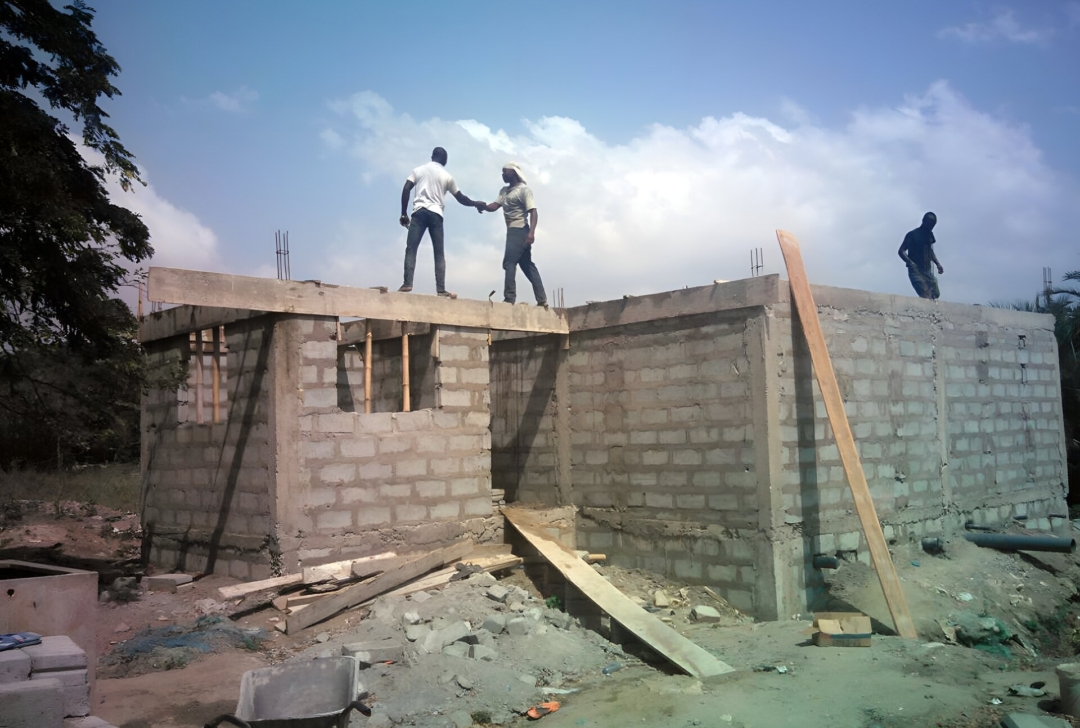 Construcción de aseos públicos y campaña educativa contra la defecación al aire libre en Old Ningo, Ghana