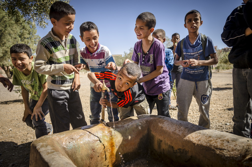 niños bebiendo agua en marruecos