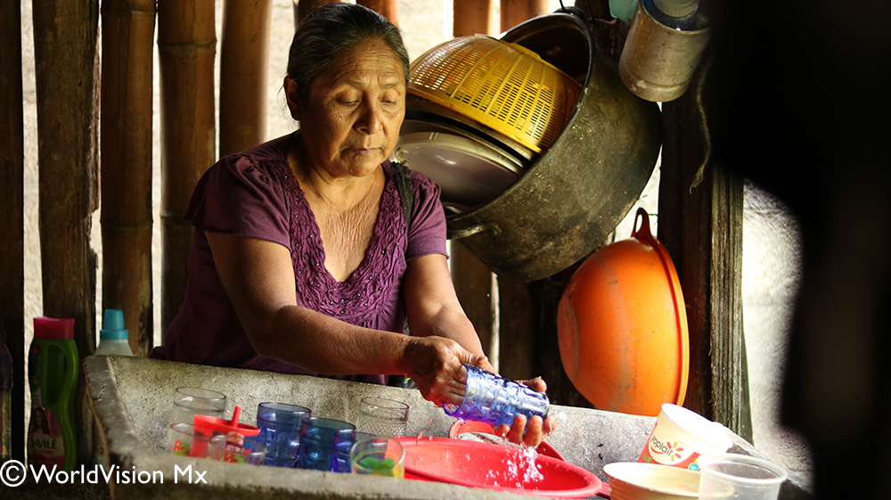 mujer lavando platos tijuana world vision