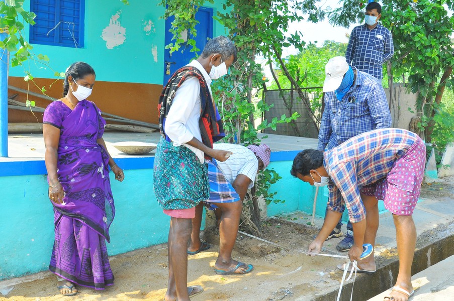 Valagonda y Rollapadu del Pathikonda Mandal- People working