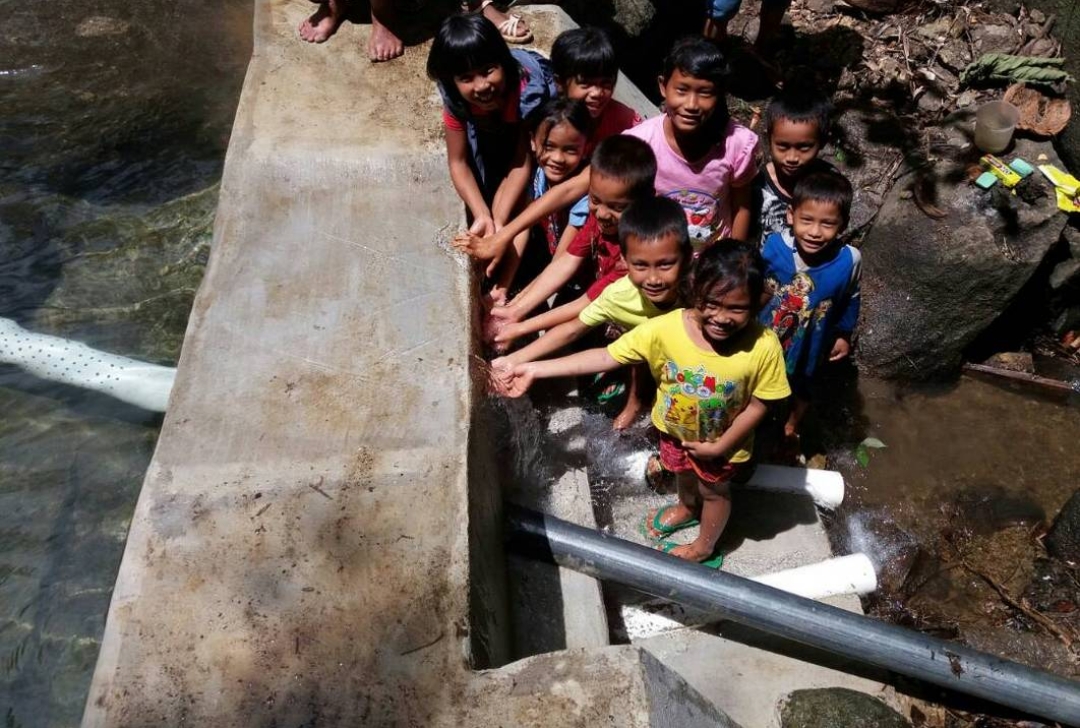 Building of a clean water distribution system in Sekadau, Indonesia