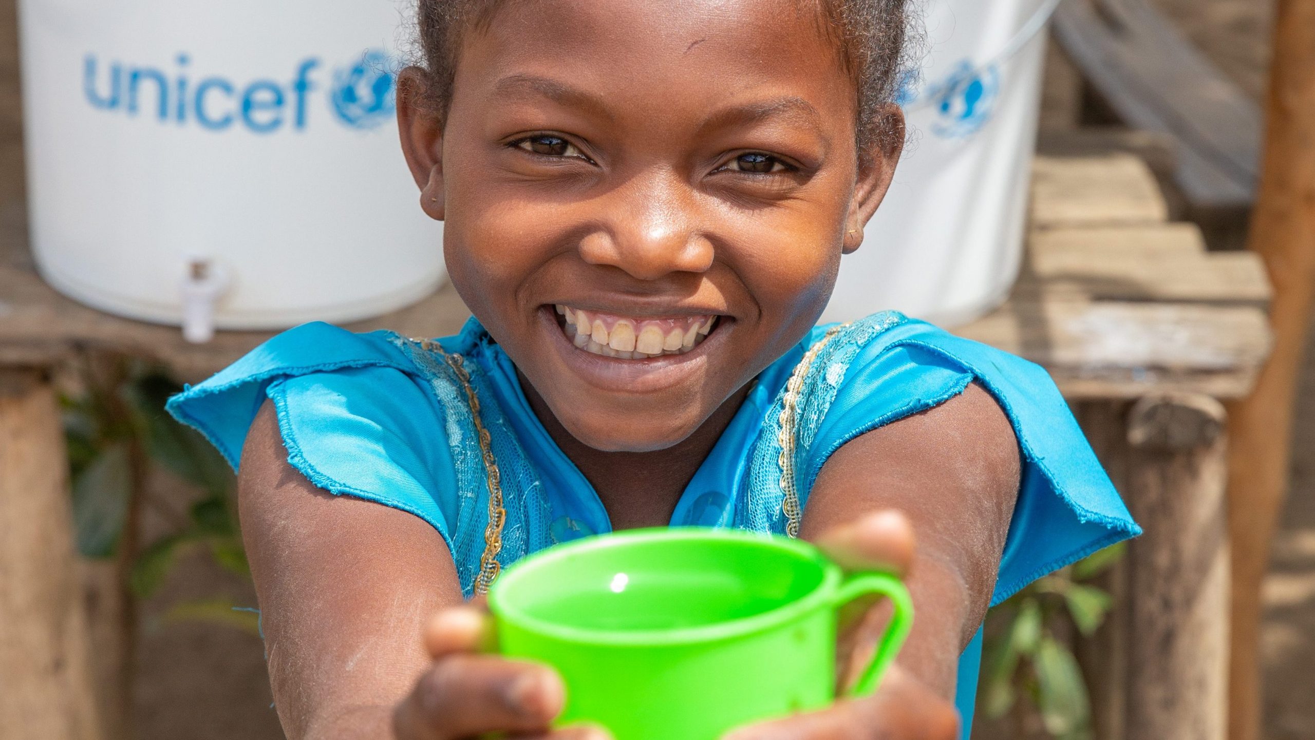 Chica con taza de agua en madagascar proyecto unicef